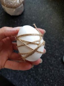 Kordel um das Ei wickeln