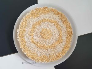 Milchreis-Kokos-Torte mit Pfirsichen