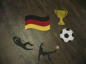 Fußballer, Pokal, Bälle und die Flagge gestalten