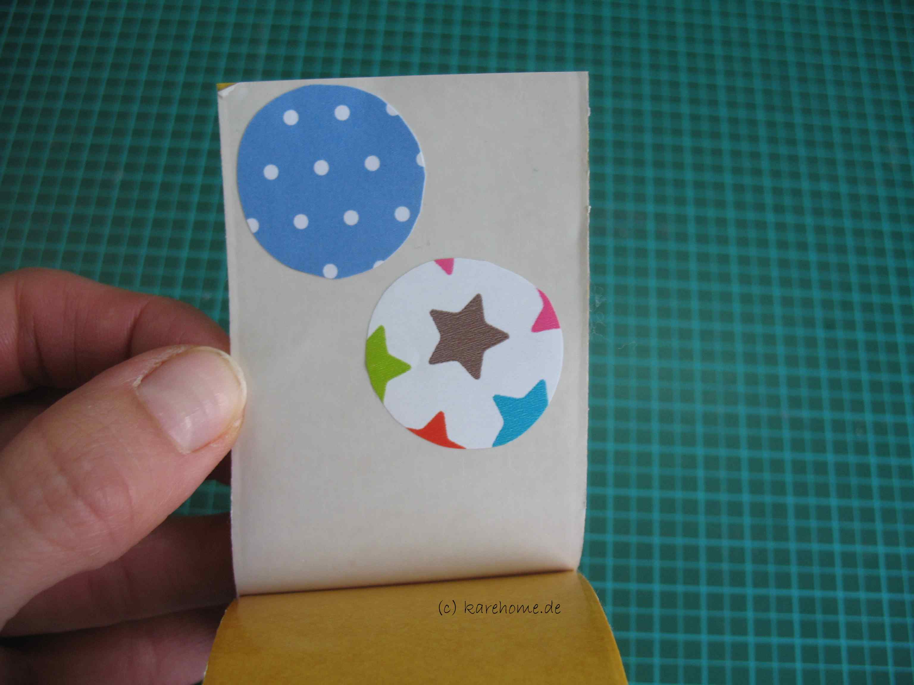 Magnete mit Papier kleben - Bastelein aus Papier 